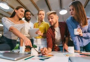 Equipo de marketing implementando un CRM en su empresa