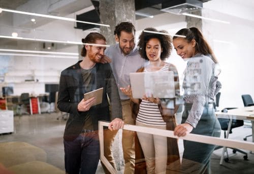 Equipo de marketing integrando un sitio web con el CRM