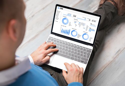 Persona visualizando un CRM