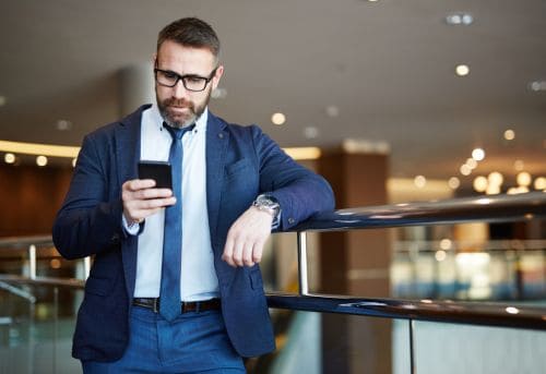 Persona recibiendo un SMS